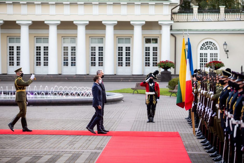 Prancūzijos prezidentui E. Macronui suteiktas VU garbės daktaro vardas