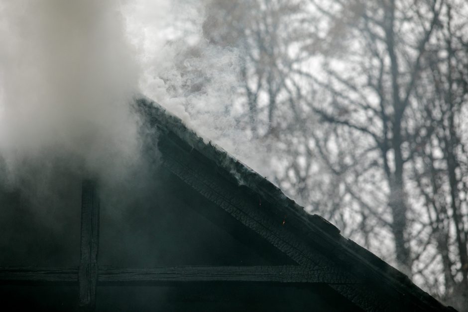 Trakų rajone užsiliepsnojo gyvenamasis namas