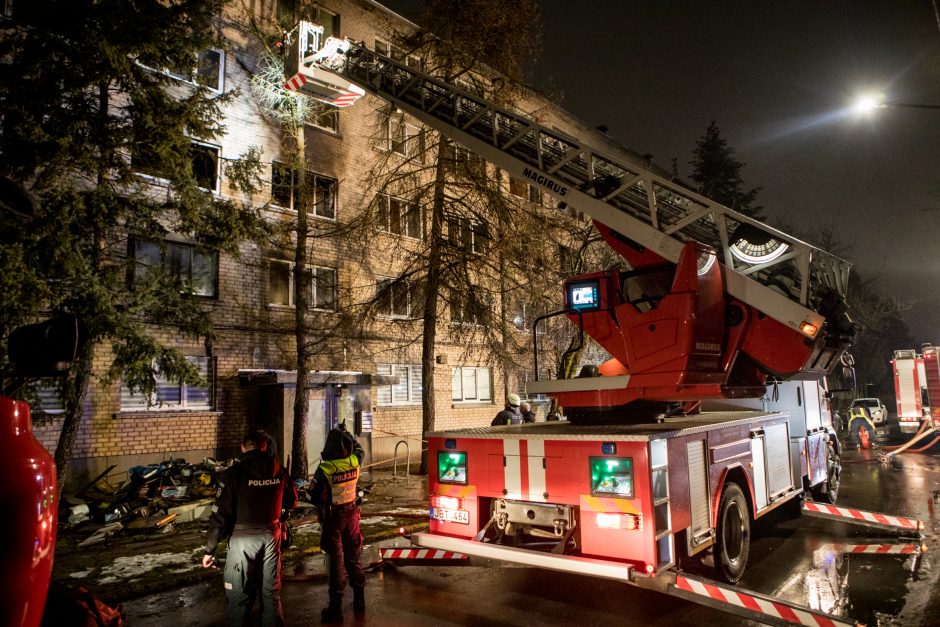 Ugnis ir vagys paliko be nieko: telkiamos pastangos atstatyti senolės butą 