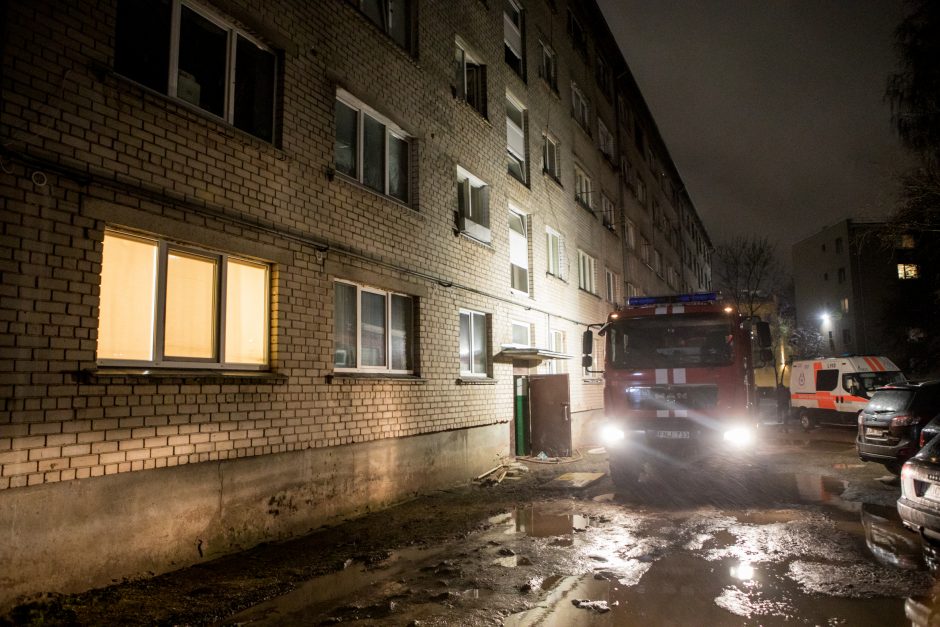 Ugnis ir vagys paliko be nieko: telkiamos pastangos atstatyti senolės butą 