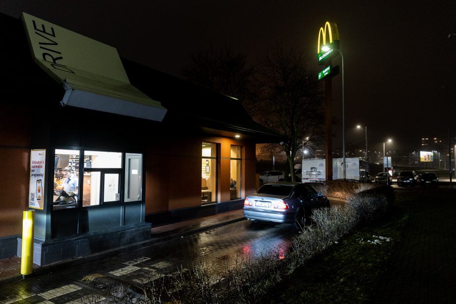 „McDonalds“ dalins nemokamus mėsainius: internautai prognozuoja spūstis