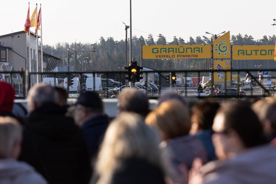 Tęsiant žiedinės sankryžos įrengimą Gariūnuose – prekeivių protestai