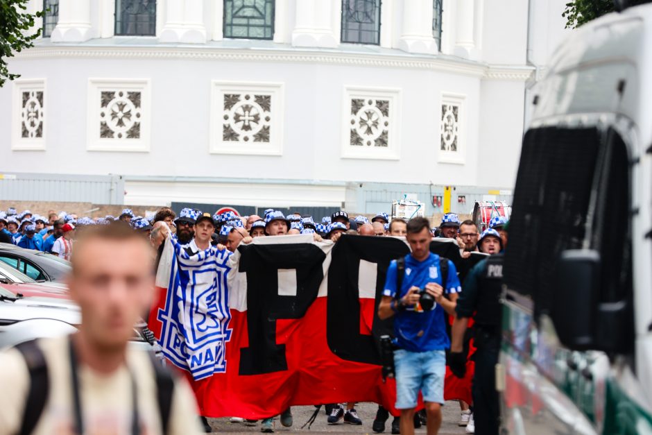 Futbolo varžybos Kaune: lenkų sirgaliai išpaišė stadiono sienas