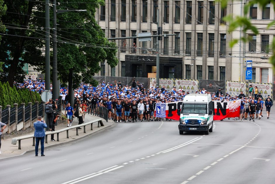 Futbolo varžybos Kaune: lenkų sirgaliai išpaišė stadiono sienas