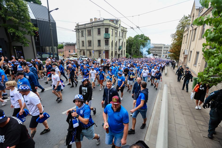 Futbolo varžybos Kaune: lenkų sirgaliai išpaišė stadiono sienas