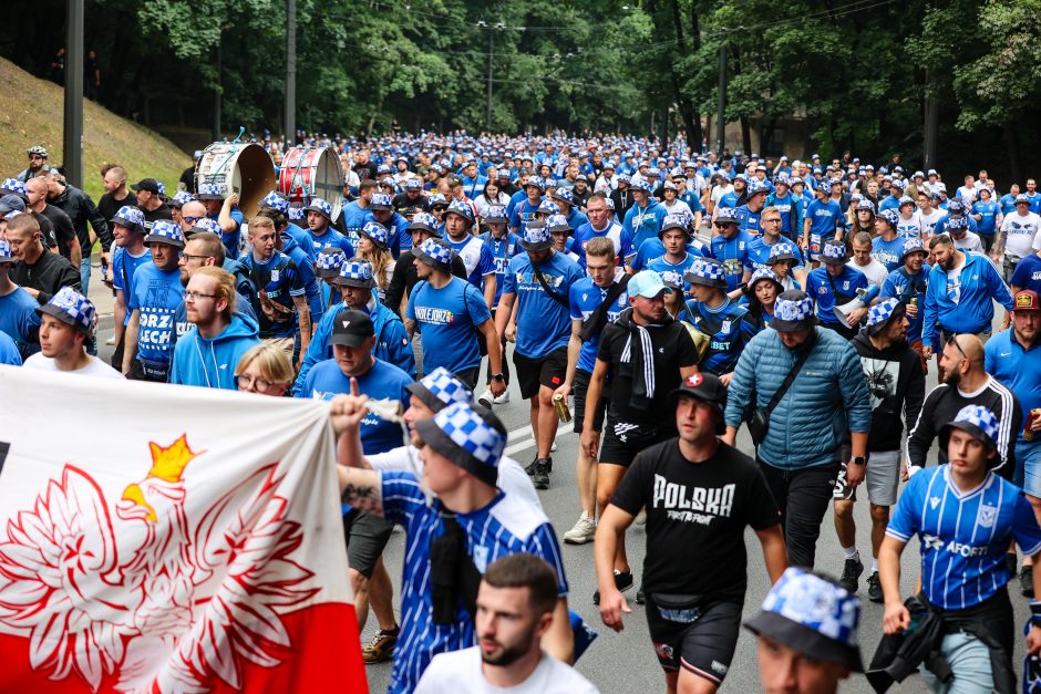 Futbolo varžybos Kaune: lenkų sirgaliai išpaišė stadiono sienas