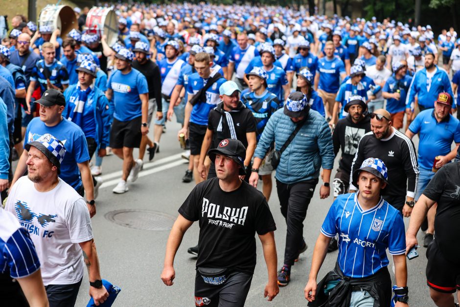 Futbolo varžybos Kaune: lenkų sirgaliai išpaišė stadiono sienas