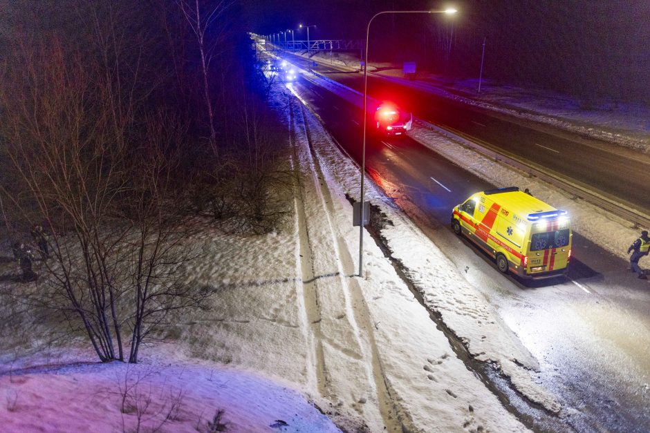 Vilniuje apsivertus automobiliui ir kilus gaisrui sudegė žmogus