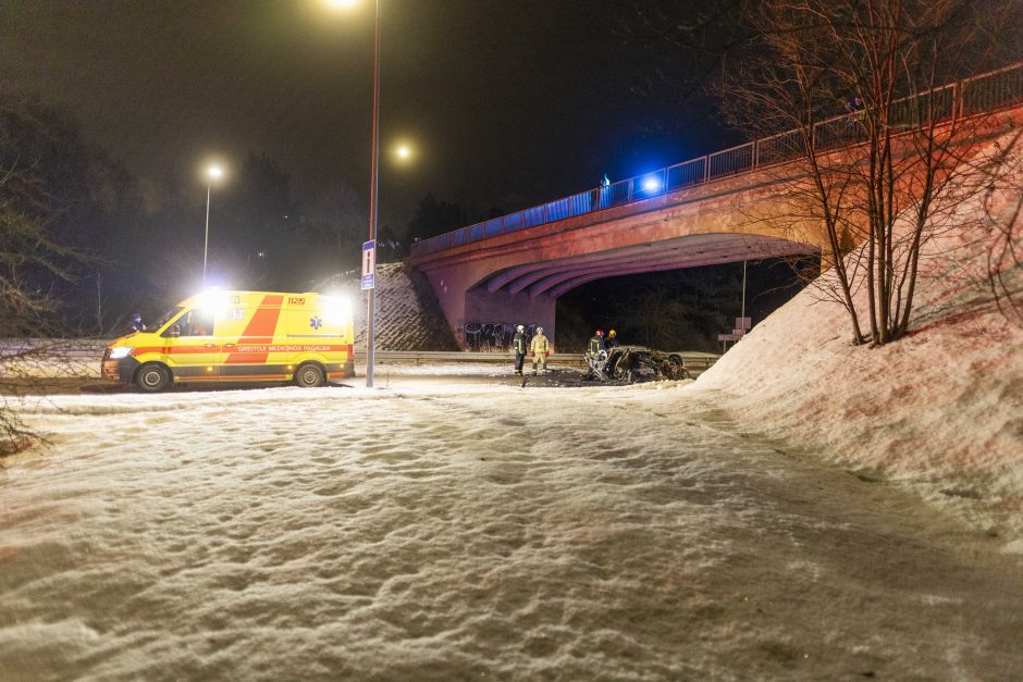 Vilniuje apsivertus automobiliui ir kilus gaisrui sudegė žmogus