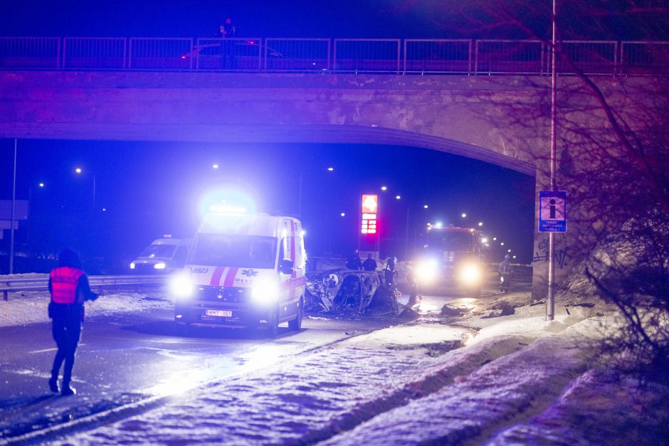 Vilniuje apsivertus automobiliui ir kilus gaisrui sudegė žmogus