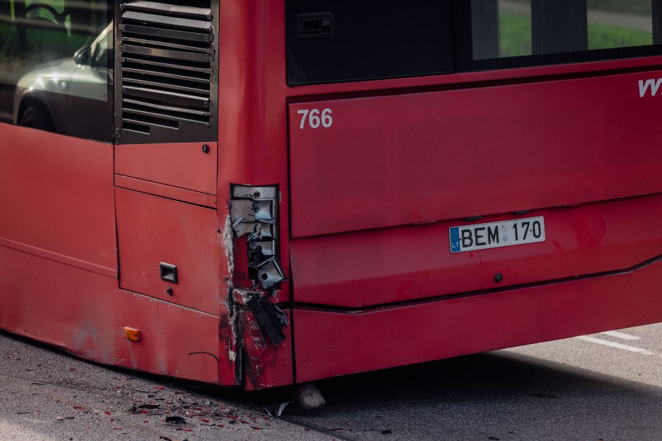 Vilniuje lengvasis automobilis rėžėsi į be rato likusį autobusą