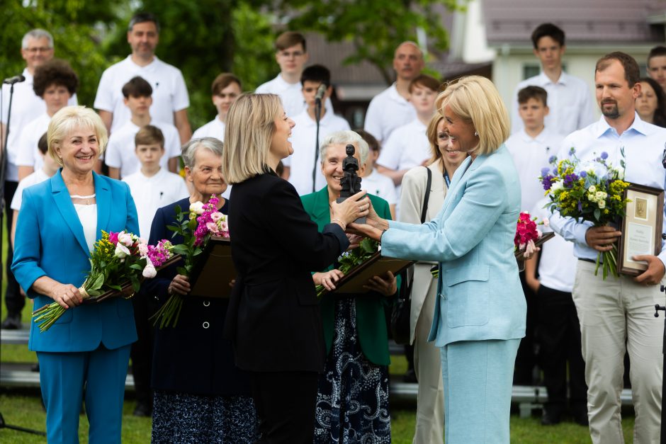 Širvintose atidengta J. Marcinkevičiaus atminimui skirta skulptūra 