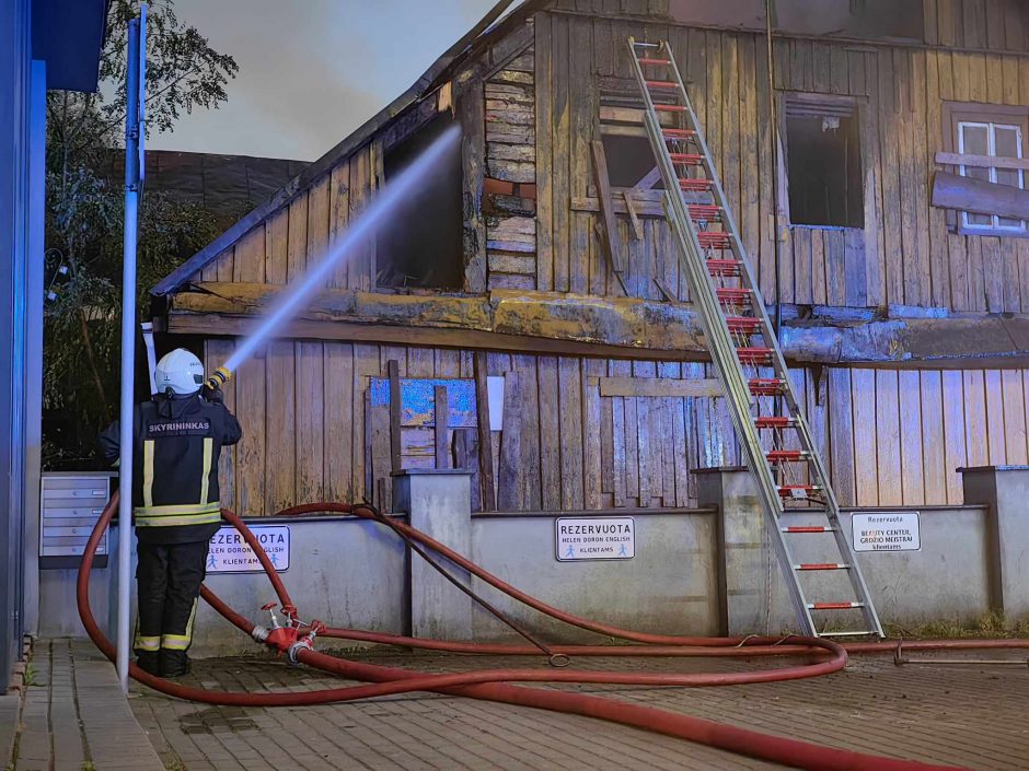 Savanorių prospekte liepsnos talžė medinį namą