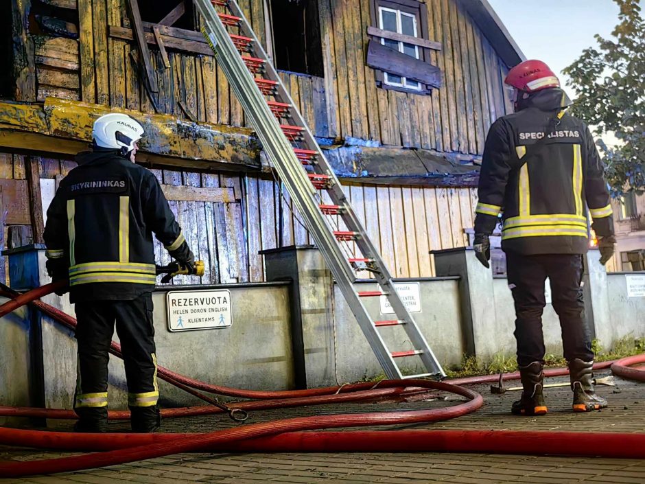 Savanorių prospekte liepsnos talžė medinį namą