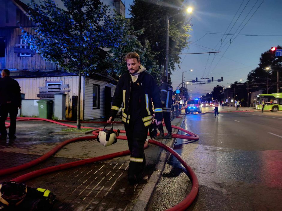 Savanorių prospekte liepsnos talžė medinį namą