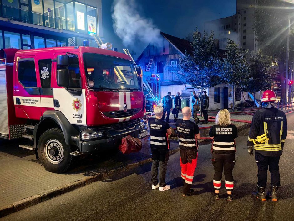 Savanorių prospekte liepsnos talžė medinį namą