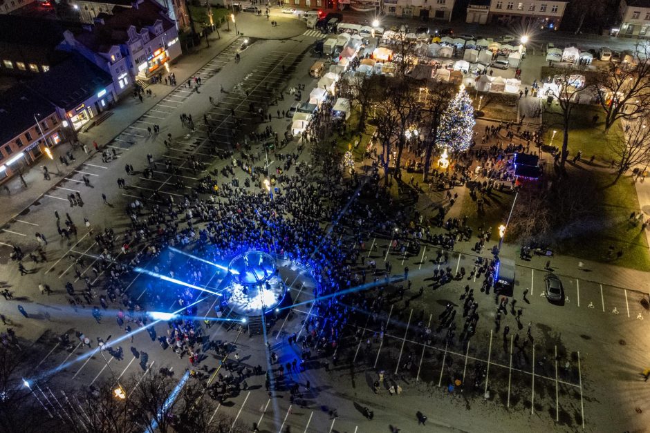 Kretingiškius džiugino teatralizuotas eglės įžiebimas