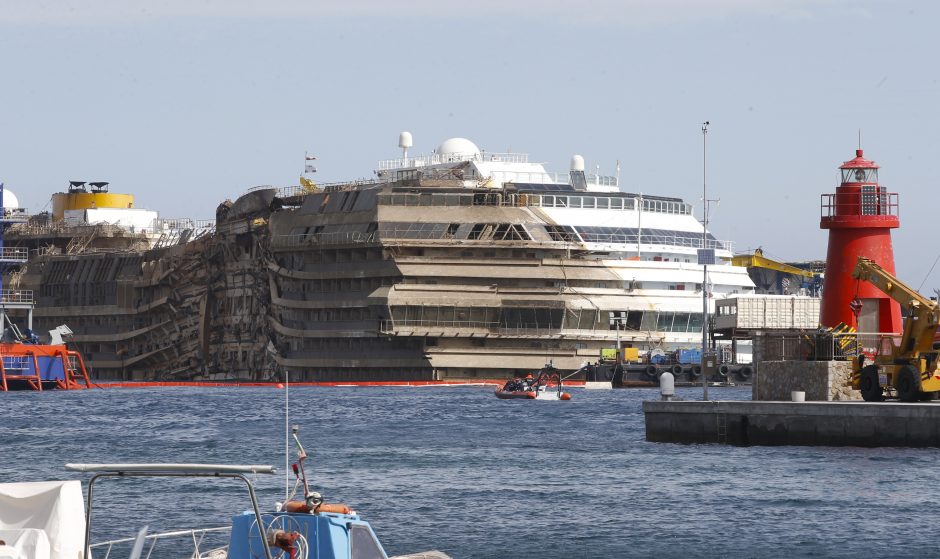 Italijoje nuskendusiame „Costa Concordia“ laive aptikti palaikai yra italės 