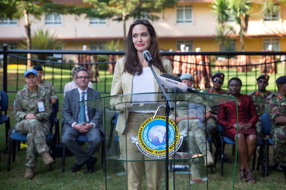 JT pasiuntinė A. Jolie ragina geriau elgtis su pabėgėliais
