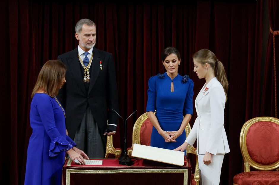 Ispanijos sosto įpėdinė per savo 18-ąjį gimtadienį prisiekė ištikimybę konstitucijai