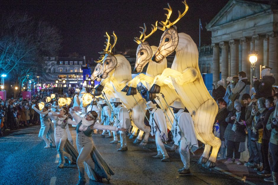 Pasaulis 2020-uosius pasitiko fejerverkų, dūmų ir ašarinių dujų pliūpsniais