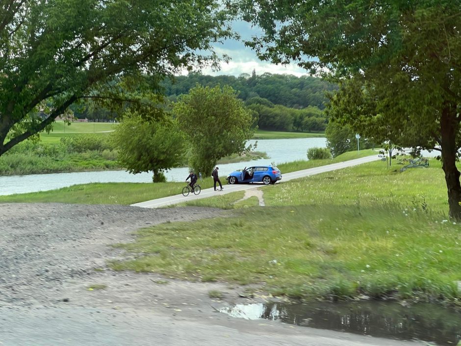 Kaune neblaivus BMW vairuotojas atsidūrė pievoje