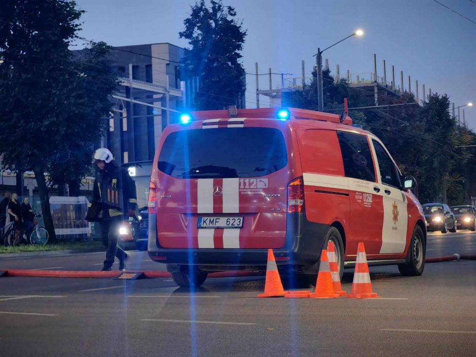 Savanorių prospekte liepsnos talžė medinį namą