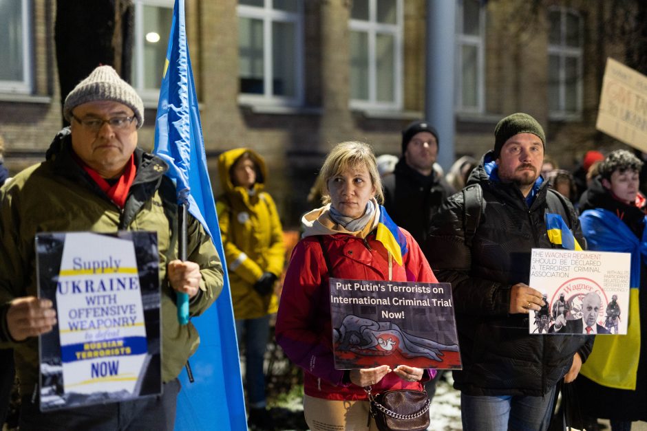 Keli šimtai žmonių prie Vokietijos ambasados ragina Berlyną perduoti tankų Ukrainai