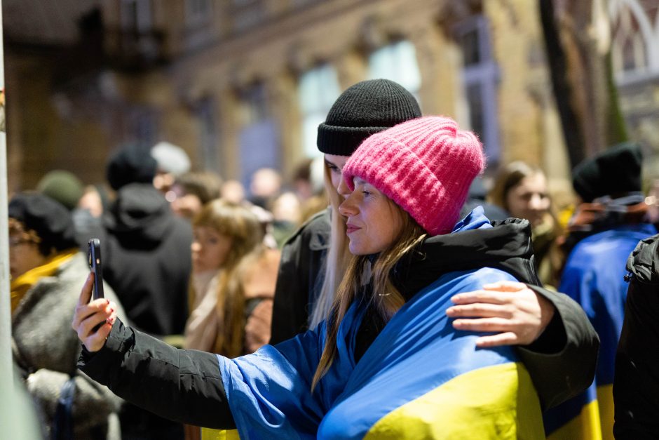 Keli šimtai žmonių prie Vokietijos ambasados ragina Berlyną perduoti tankų Ukrainai