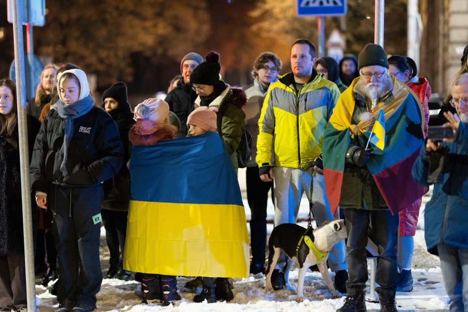 Keli šimtai žmonių prie Vokietijos ambasados ragina Berlyną perduoti tankų Ukrainai