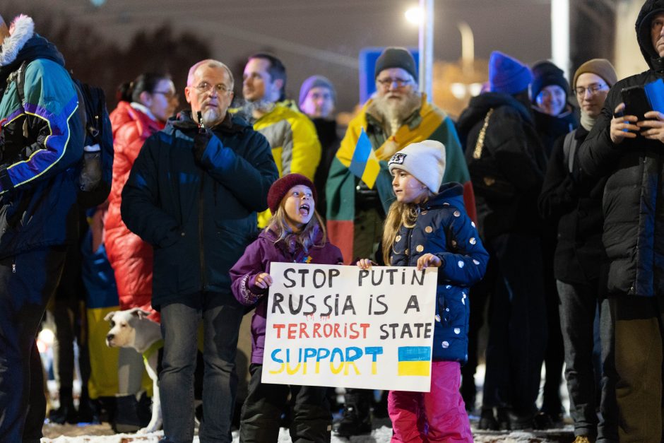 Keli šimtai žmonių prie Vokietijos ambasados ragina Berlyną perduoti tankų Ukrainai