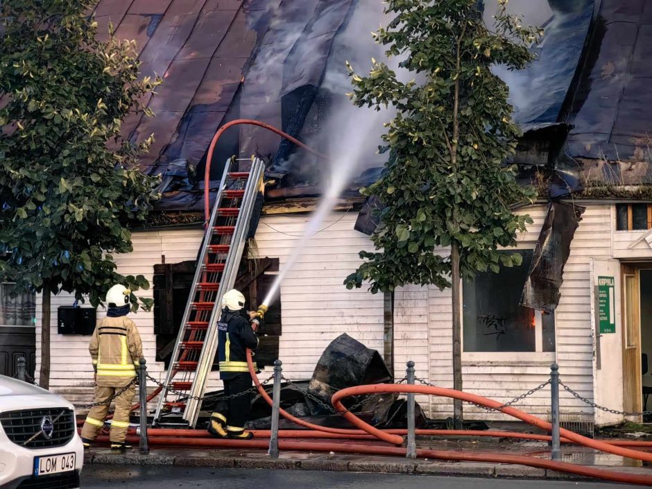 Savanorių prospekte liepsnos talžė medinį namą