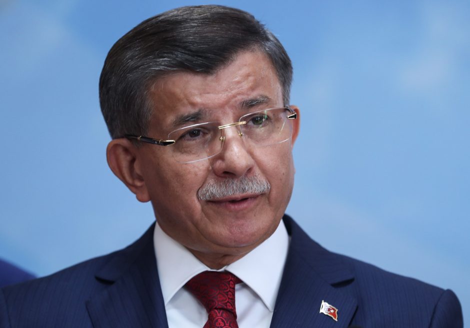 Buvęs Turkijos premjeras žada įkurti naują partiją