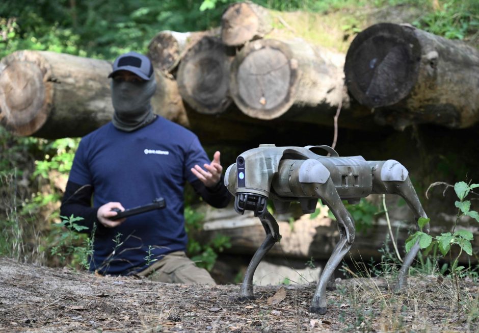 Ukraina pristatė robotus-šunis, kuriuos ketinama siųsti į fronto linijas