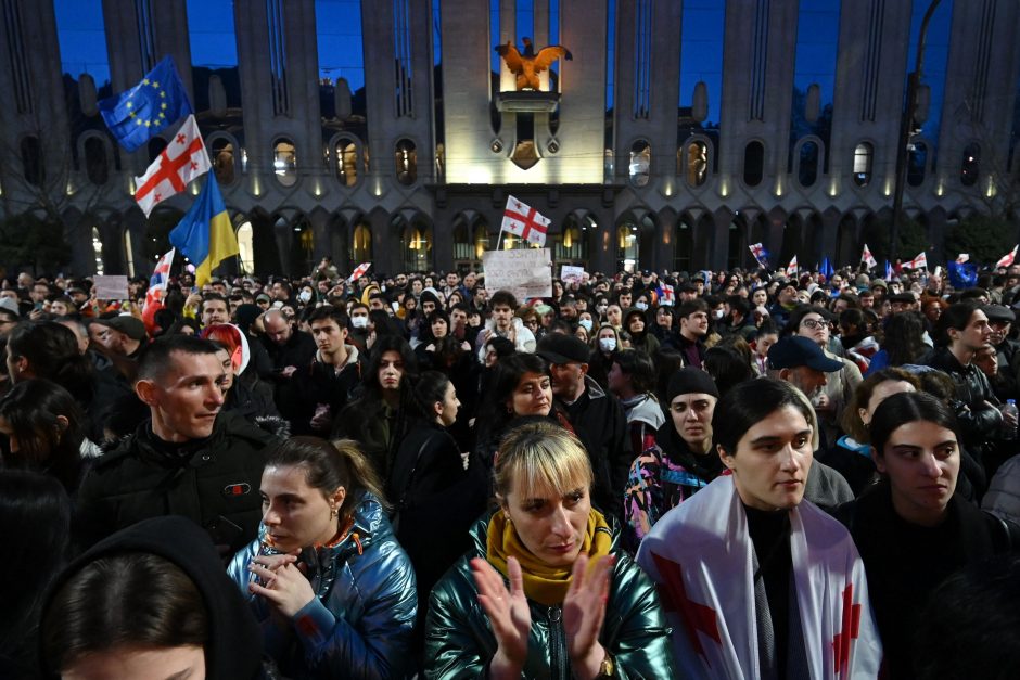 Sakartvele prieš „užsienio agentų“ įstatymą protestuoja dešimtys tūkstančių žmonių 