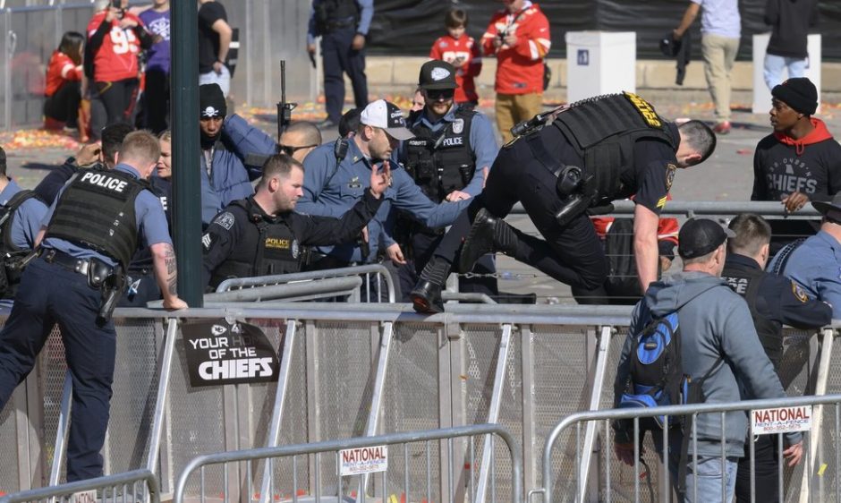 Policija: Kanzase šaudymo incidentas „Super Bowl“ nugalėtojų parade kilo dėl ginčo 