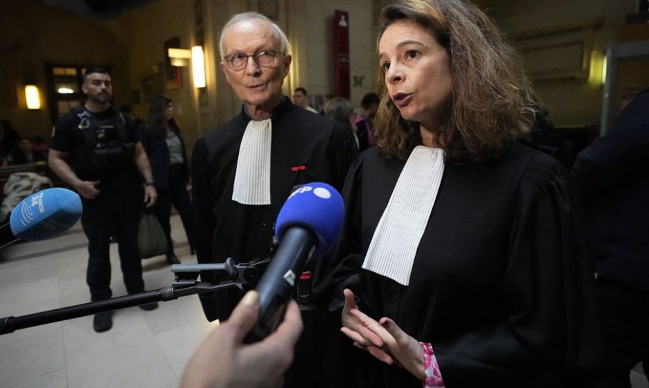 Prancūzų prokurorai nori iki gyvos galvos įkalinti už karo nusikaltimus teisiamus asmenis