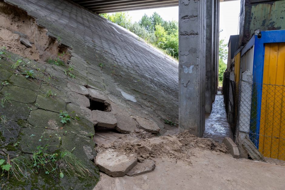 Liūtis dalį Kauno pavertė Venecija: nuplautas tilto šlaitas, Šilainiuose išstumti šulinių dangčiai