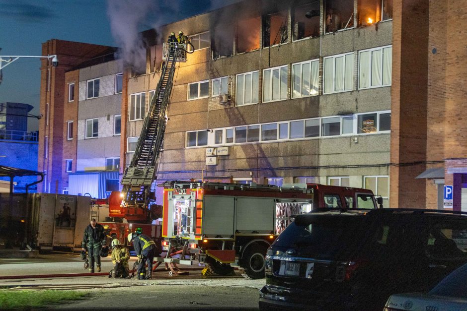 Kaune užsiliepsnojo baldų įmonės teritorijoje esantis pastatas