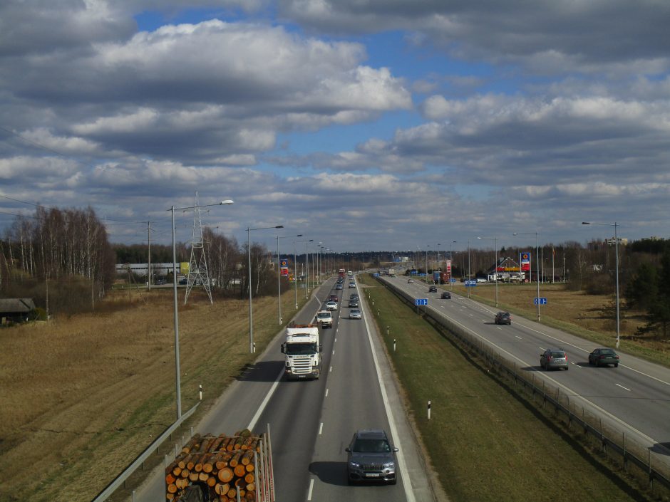 Šalies kelių dangos sausos, eismo sąlygos geros