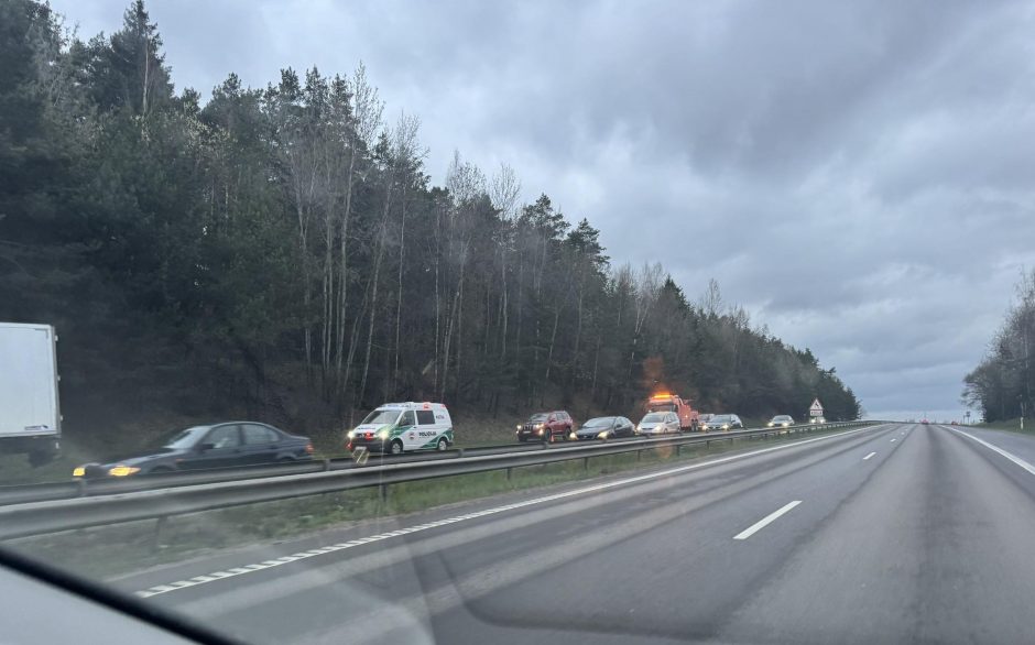 Vakariniame aplinkkelyje nuo kelio nuvažiavo vilkikas: vairuotojui sutriko sveikata