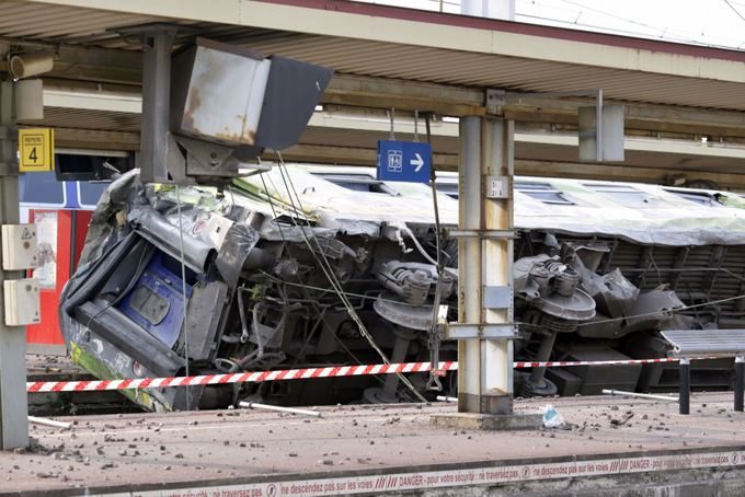 Prancūzijoje nuo bėgių nuriedėjo traukinys, žuvo septyni žmonės, yra daug sužeistų