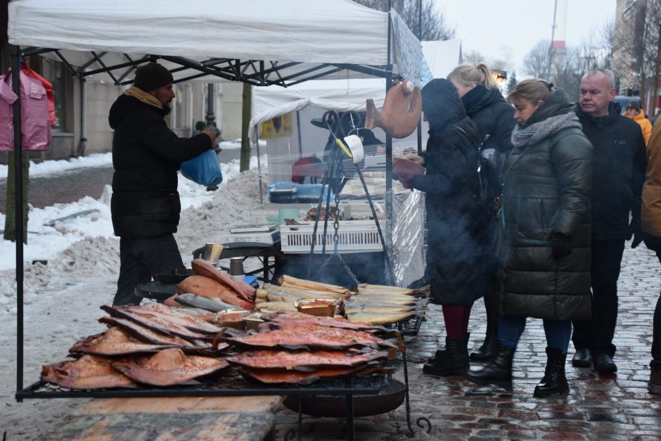 Klaipėdos Teatro aikštėje įžiebta nuostabi Kalėdų eglutė