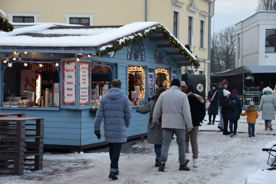 Klaipėdos Teatro aikštėje įžiebta nuostabi Kalėdų eglutė