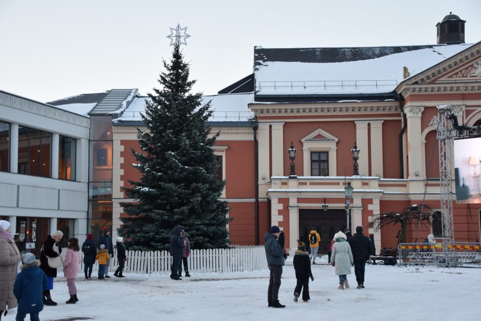 Klaipėdos Teatro aikštėje įžiebta nuostabi Kalėdų eglutė