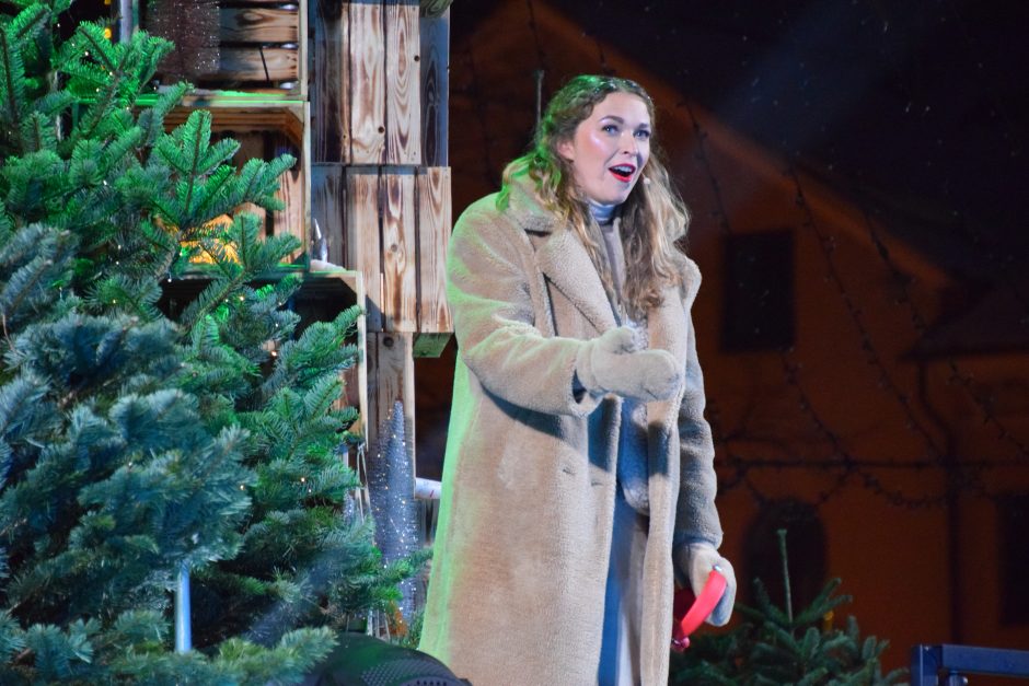 Klaipėdos Teatro aikštėje įžiebta nuostabi Kalėdų eglutė