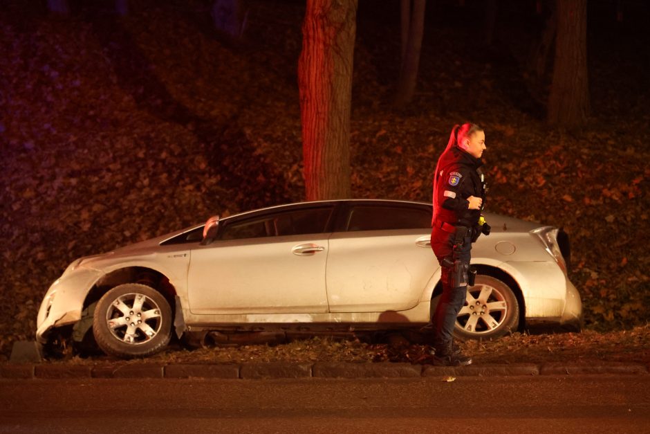 Linkuvos gatvėje teisės vairuoti neturintis vyras nesuvaldė automobilio ir nuvažiavo nuo kelio