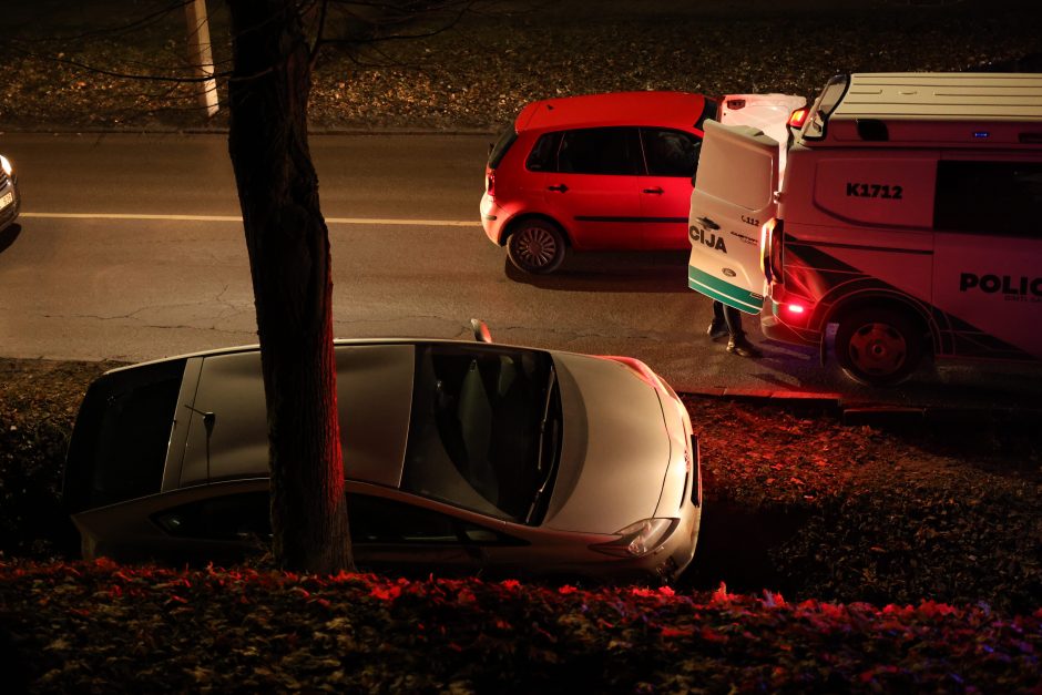 Linkuvos gatvėje teisės vairuoti neturintis vyras nesuvaldė automobilio ir nuvažiavo nuo kelio