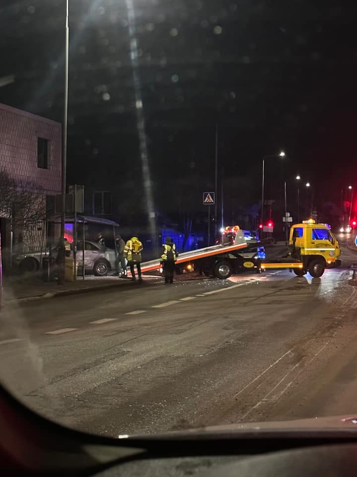 Sostinėje girtas vairuotojas suniokojo viešojo transporto stotelę ir rėžėsi į namo sieną