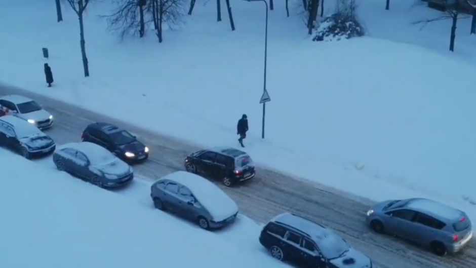 Komiška situacija: vyras plūdosi, nes galvojo, kad gatvėje vienpusis eismas